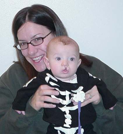 Mommy is saying good bye before the surgery.