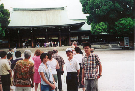 Oooh la la this is pic of my sis, my dad and I in front of another Goddamm Pagoda. By process of elimination you can figure out who's taking this pic.&nbsp; 