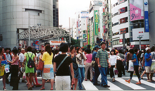 Can you find the good looking Vietnamese guy in this swarm of Japanese people?