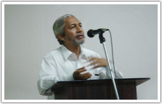 Presenting a poetry at Tamil Padaiparangam, JMC, 2006