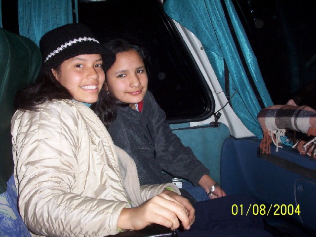 Gaby y Kelly en el bus