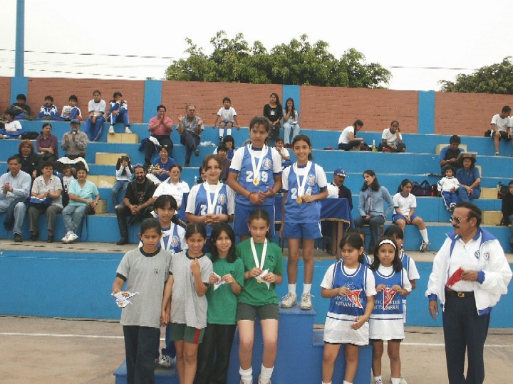 Recibiendo medalla por competencia de atletismo