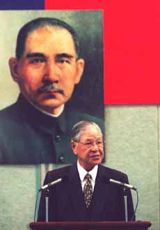 President Lee speaking in front of portrait of Founding Father Dr. Sun Yat-sen