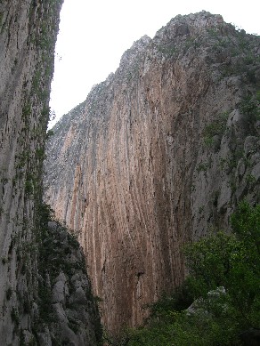 La inmensa pared del pasadizo