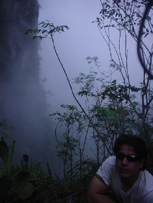 La pared sur de El Diente entre la neblina