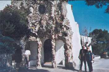 L'Esteve i la Maite davant l'ermita de La Trinitat