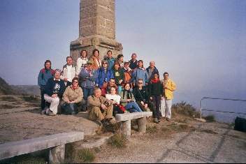El grup sota la Creu del Morral