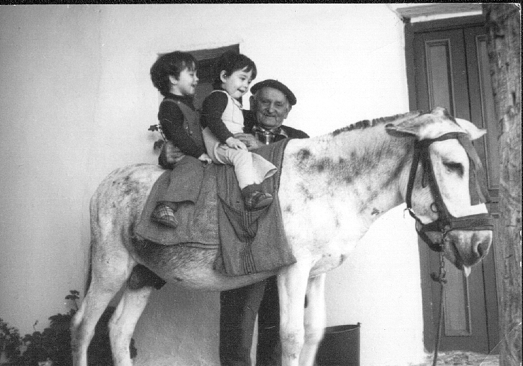 Yo y mi hermana en un burro, con dos a&ntilde;os