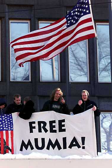 Aktivister p&aring; taket av inngangspartiet p&aring; den amerikanske ambassaden.