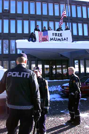 Activists upon the roof of the American Embassy entrance in Oslo