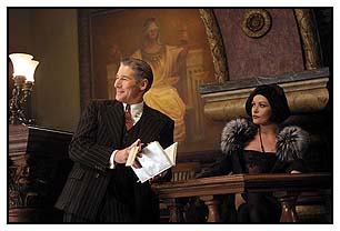 Billy Flynn (Richard Gere) cross examines Velma Kelly (Catherine Zeta-Jones)