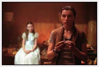 Maureen Epps (Julianna Margulies) with visitor