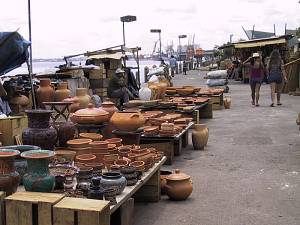 Vasi di terracotta al mercato.