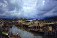 Pemandangan Rumah Di Atas Air
