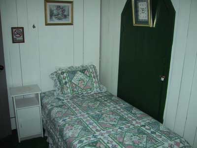 Second upstairs bedroom with two twin beds