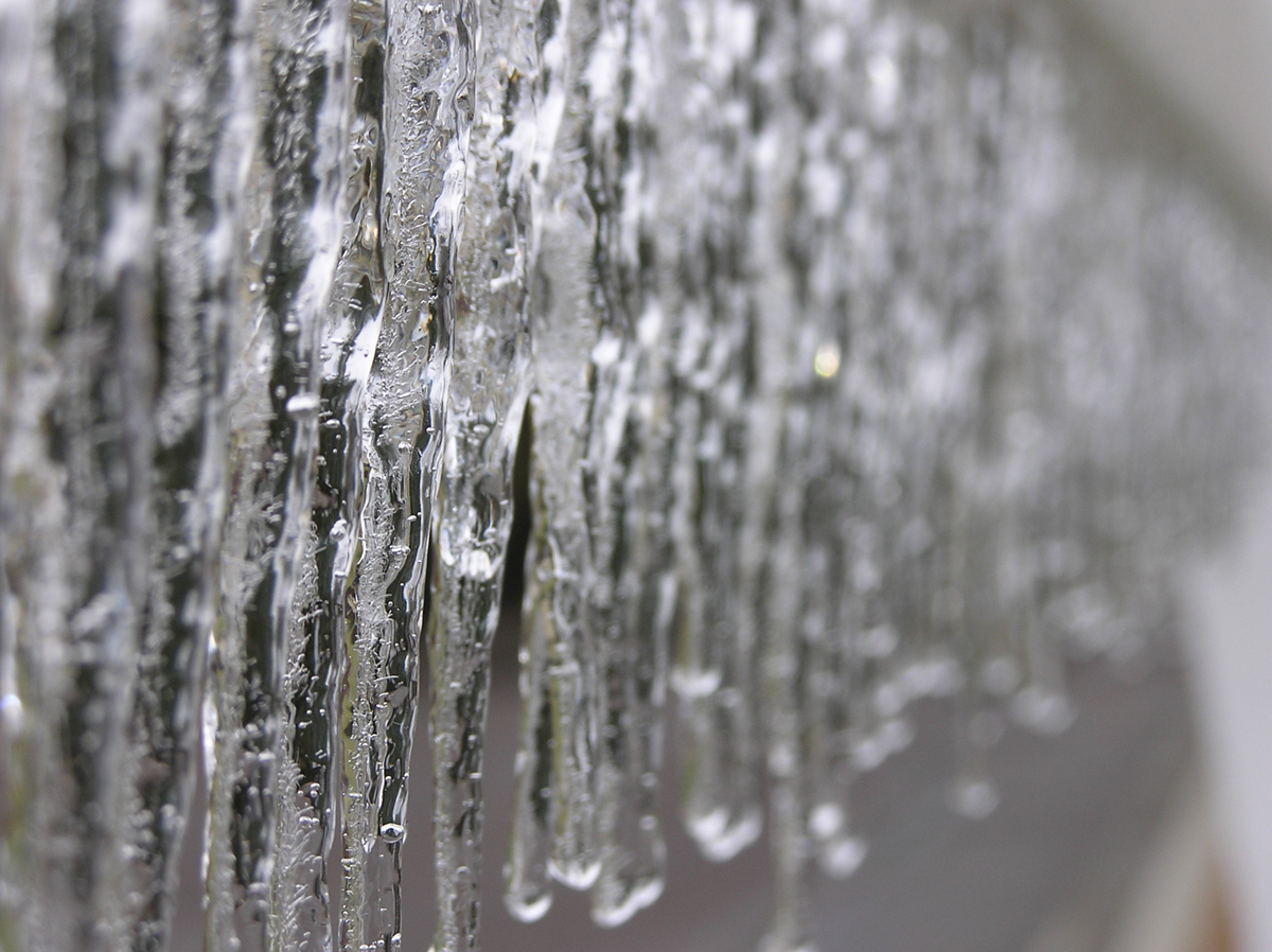 Icicles2web.jpg (711603 bytes)