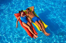 coupleswimming.jpg (21655 bytes)