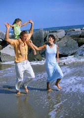 familybeach.jpg (16418 bytes)