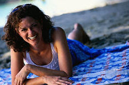 womanbeach.jpg (16990 bytes)