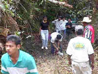 03-gombak-climb-Teamwork.jpg (21193 bytes)