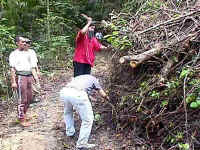 04-gombak-climb-Teamwork.jpg (24548 bytes)