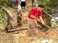68-gombak-climb-Teamwork.jpg (16299 bytes)
