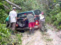 73-gombak-climb-Stuck.jpg (16351 bytes)