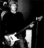 l�s mer om bassisten markus