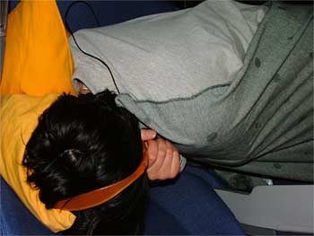 ich hatte mir eine 3er Reihe in der Mitte sichergestellt und konnte mich, da der Flieger nicht voll war breit machen