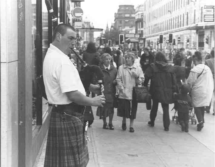 bagpiper.jpg (176877 bytes)