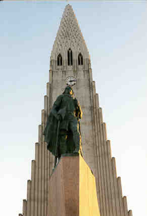 hallgrimskirkja1.jpg (9002 bytes)