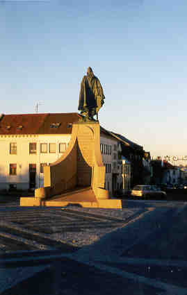 hallgrimskirkja3.jpg (9105 bytes)