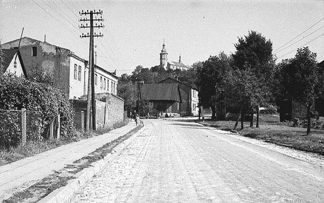 Rok 1953. Widok na ko�ci� z ul. Florowskiej