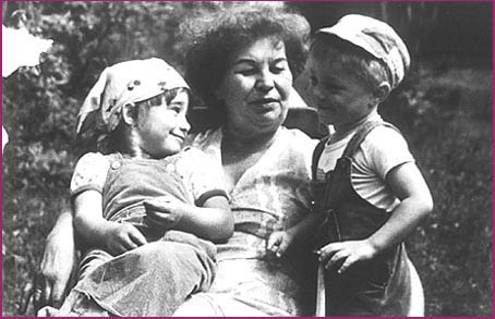 z wnukami, rok 1982