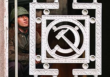 Ein junger Rekrut blickt durch ein Fenster in dem Freundschaft Ministerium. (17.02.2003)