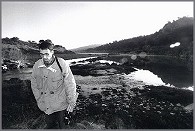 Tiago de madrugada no rio