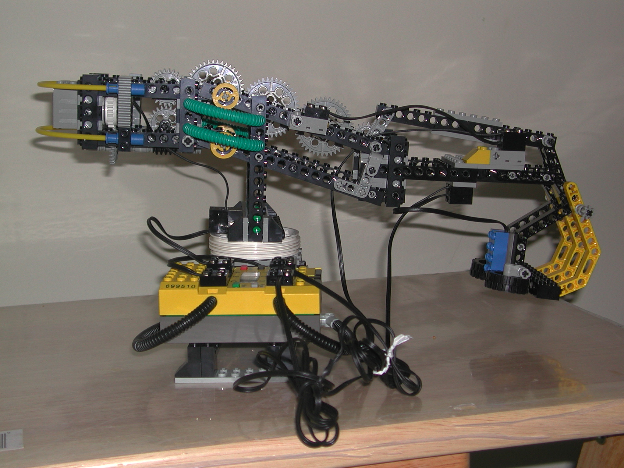 Robot Arm has picked up the piece