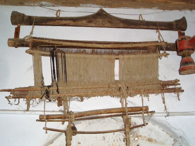 Hand loom to weave cloth.