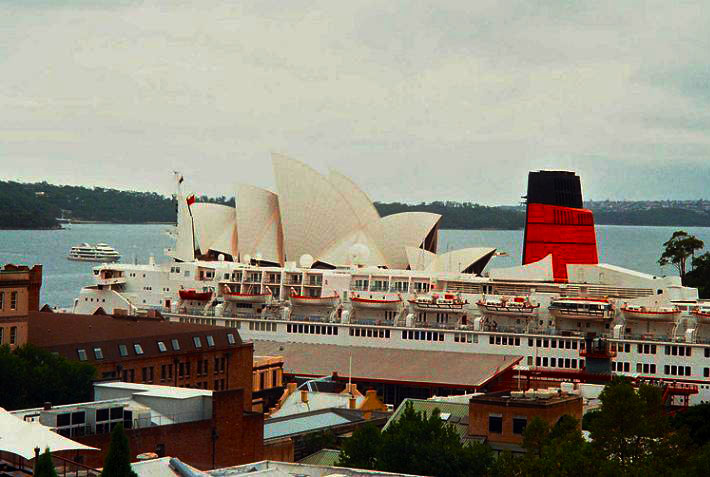Image of QE2 and the Sydney Opera House