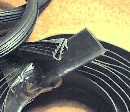 Glass (U) and lip (T) seal