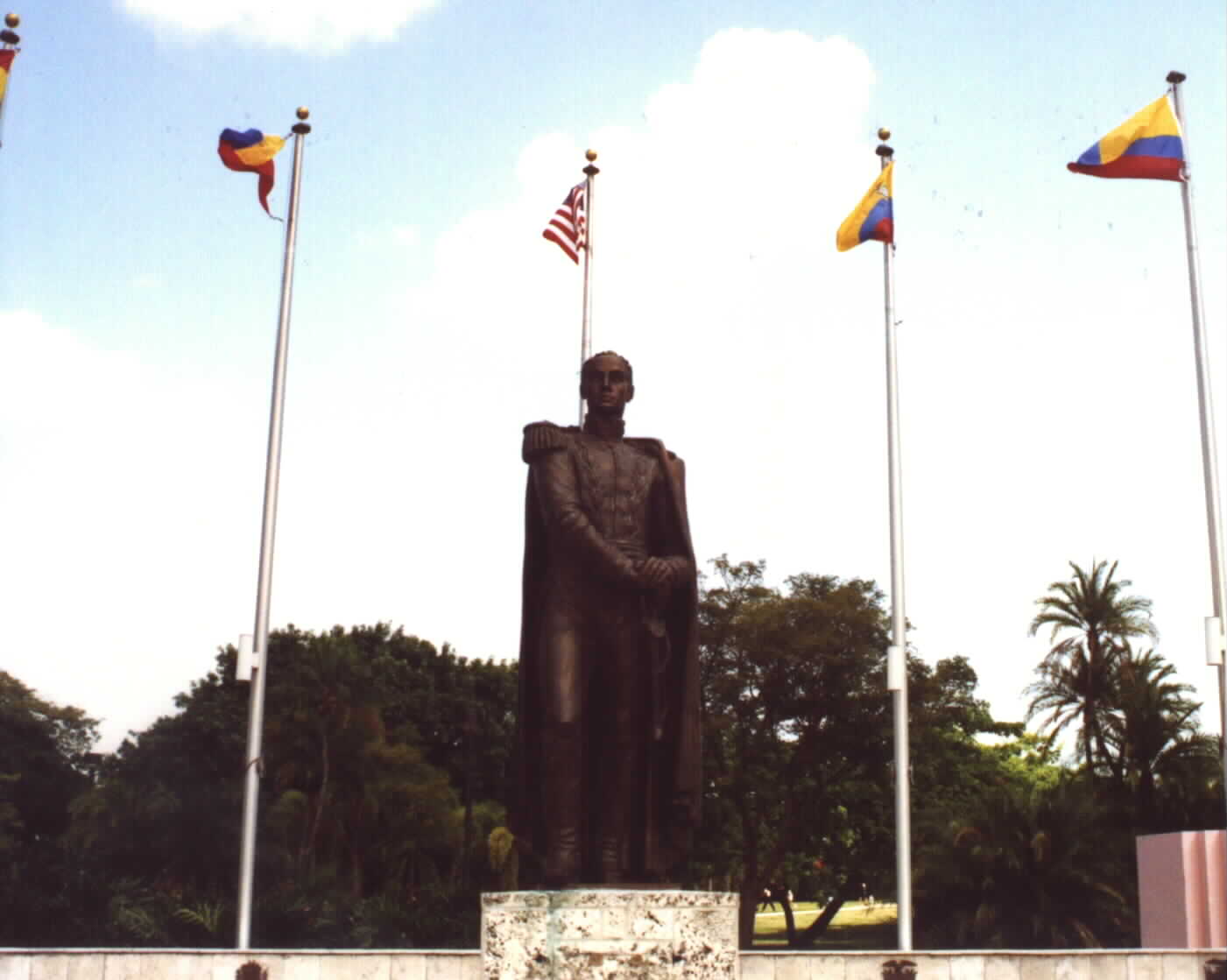 (Photographed by Noe' Dorestant: Statue of Simon Bolivar the Liberator in Miami)Picture photographed
and provided by Noe Dorestant, if you copy for reuse, give credit where credit is due. 