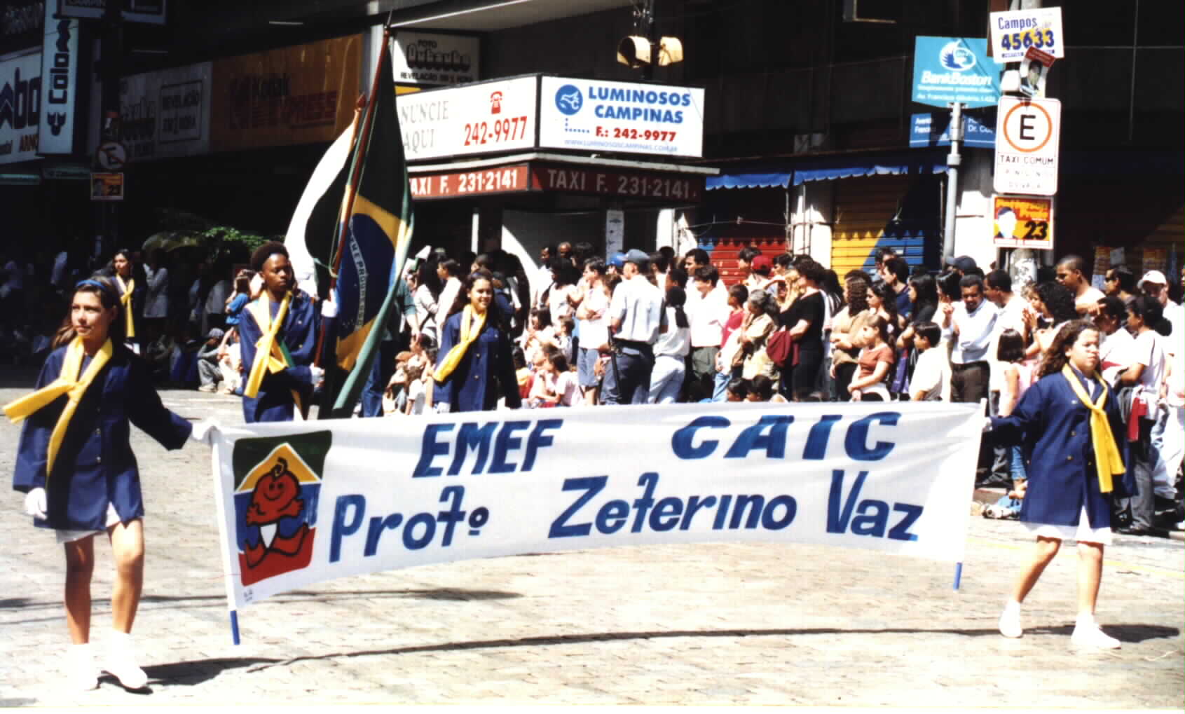(Picture courtesy of Noe Dorestant: Students carrying with dignity the Brazilian flag and school banner.)Picture photographed
and provided by Noe Dorestant, if you copy for reuse, give credit where credit is due. 