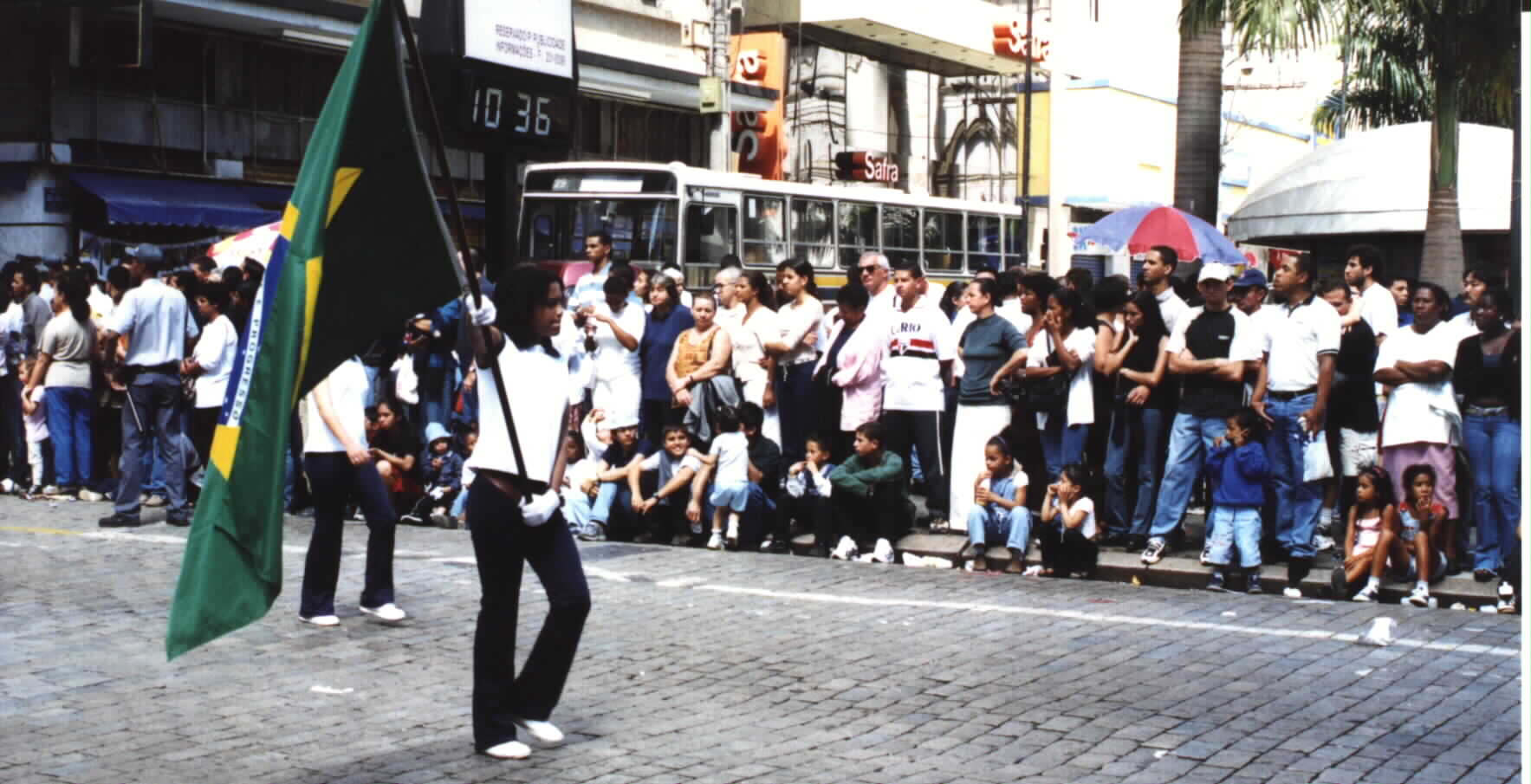 (Picture courtesy of Noe Dorestant: Dignified and unpretentious Brazilian woman carrying the flag on Independence day.)Picture photographed
and provided by Noe Dorestant, if you copy for reuse, give credit where credit is due. 