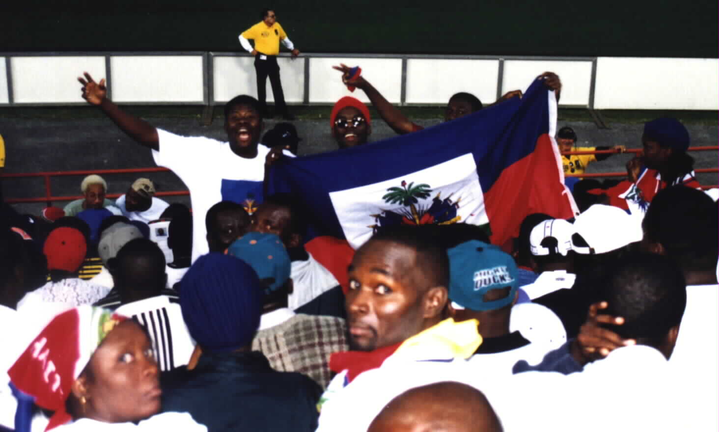 (Haitian fans happily and proudly displaying their national multicolors.)Picture courtesy
of Noe Dorestant... Give credit where credit is due.