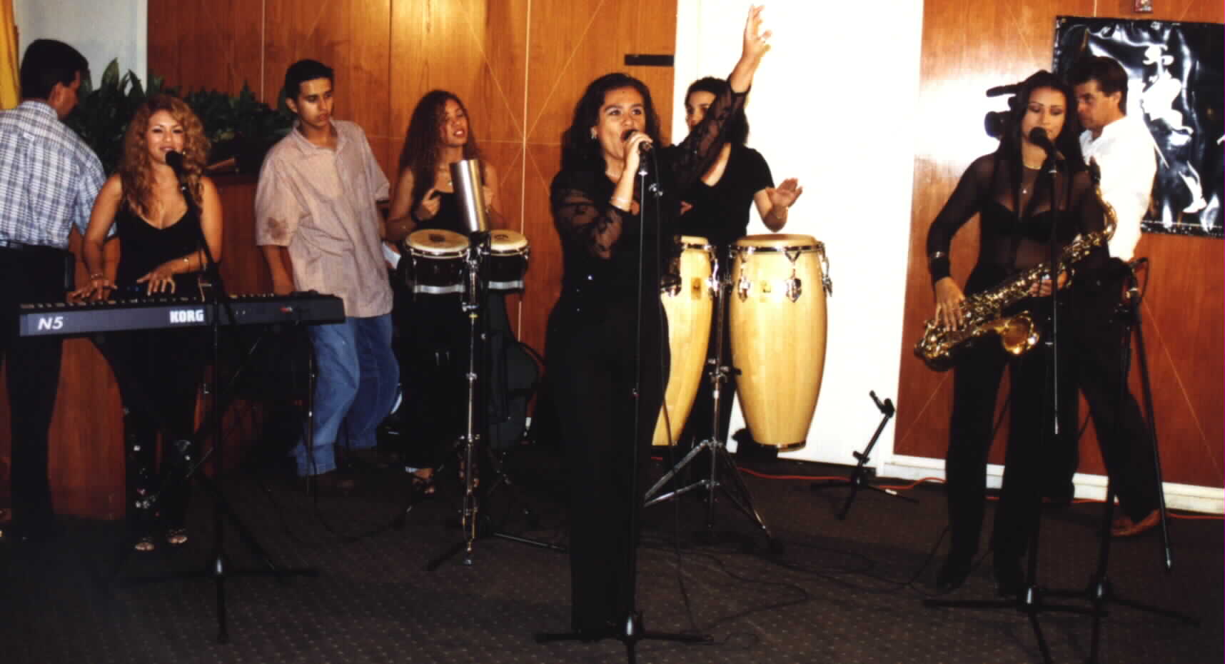 (Photographed by Noe Dorestant 7/20/2000: All women Caribbean band playing
lively Colombian music)If you copy for reuse, give credit where credit is due. 