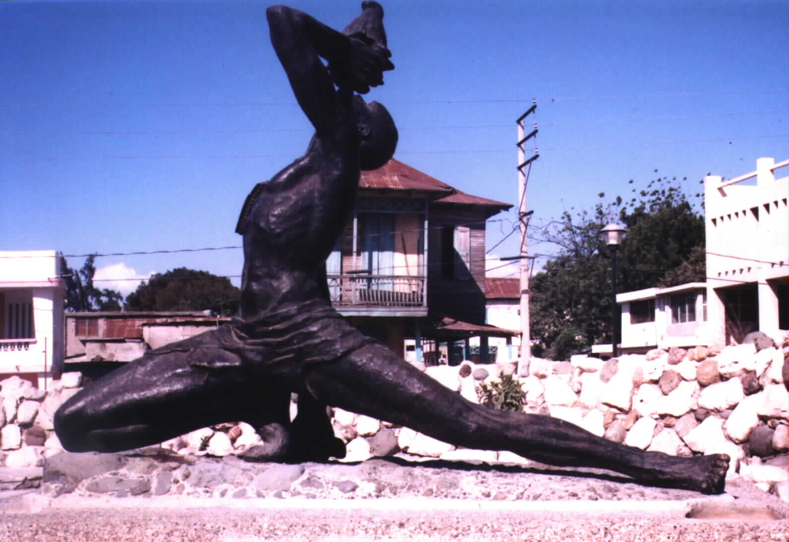 (Photographed by Noe Dorestant 1/28/2001:

Statue of Haitian fighthers using the conch shell to make the rallying call for

freedom.)Picture photographed on 1/28/2001 and provided by Noe Dorestant,

if you copy for reuse, give credit where credit is due. 