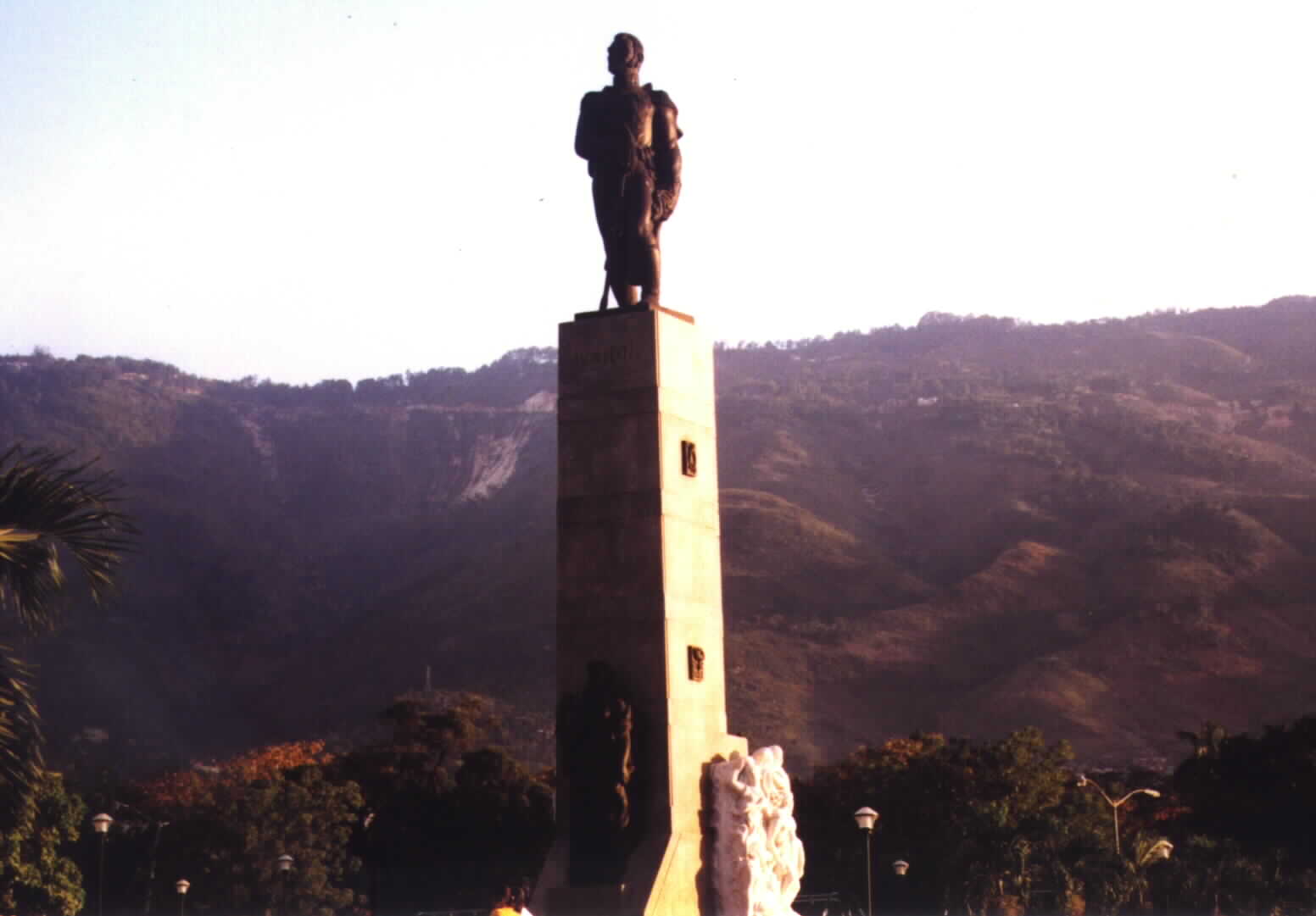 (Photographed by Noe' Dorestant: Statue of Alexandre Petion (Father of the Panamericanism), in Port-au-Prince, Haiti)Picture photographed
on January 28th, 2001 and provided by Noe Dorestant, if you copy for reuse, give credit where credit is
due. 