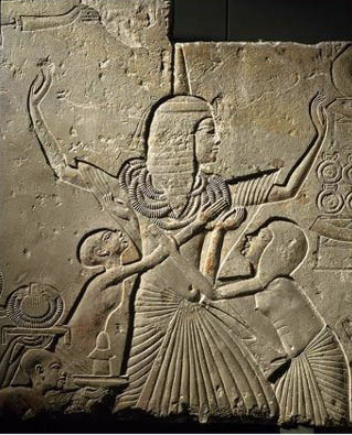 Detalle de un relieve recuperado de la tumba de Horernheb en Saqqara a principios del siglo xix, donde aparece adornado con el collar honor�fico de oro concedido por un fara�n agradecido (Ajenat�n o Tutankham�n). Cuando se convirti� en rey, se le a�adi� el ureo real a su frente. Museo de Leiden.