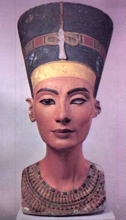 Nefertiti. Museo de Berl�n. Piedra caliza. Le falta el ojo izquierdo. 