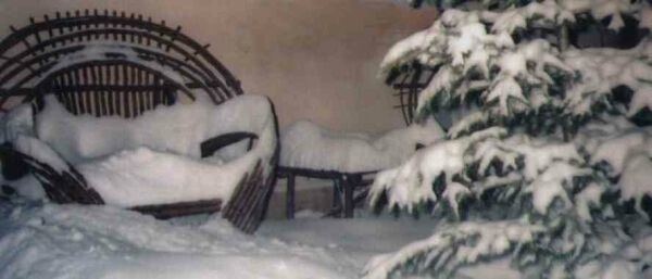 Terasa cu mobilier willow bent, iarna / Willow bent furniture in the winter